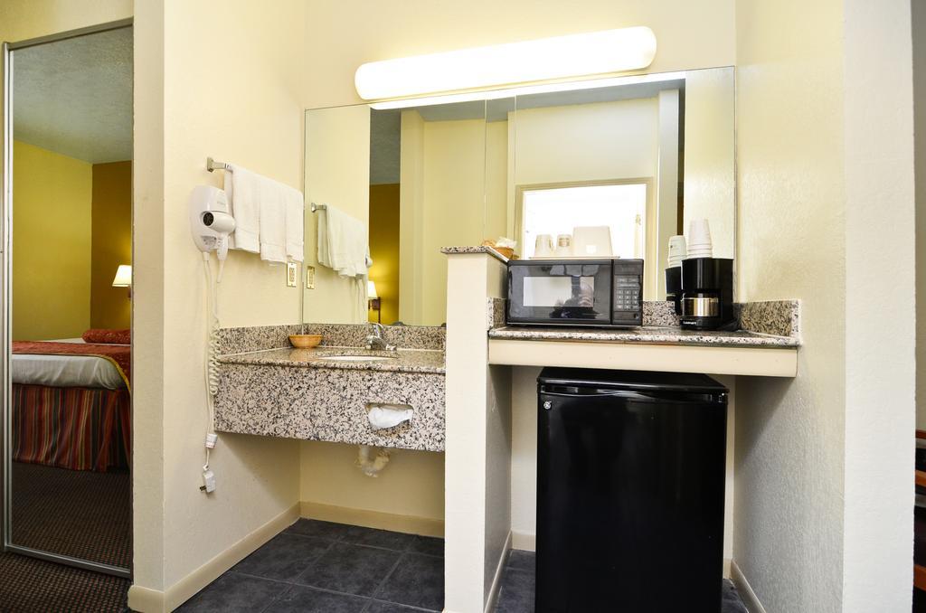 America'S Best Value Inn & Suites-Clinton Buitenkant foto